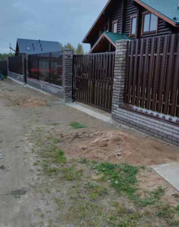 забор из штакетника на ленточном фундаменте с откатными воротами